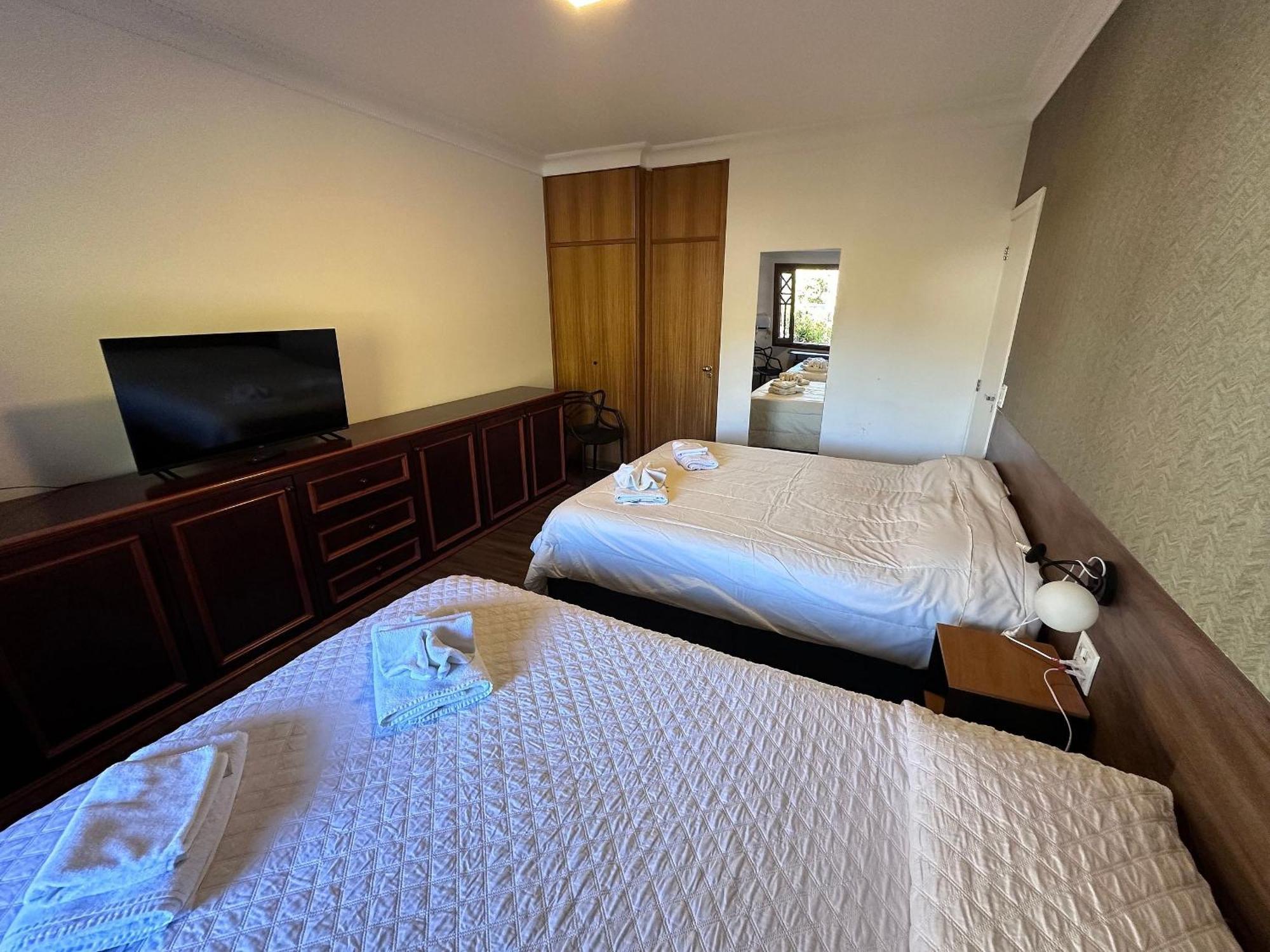 Hotel Camas Queen Com Servico De *